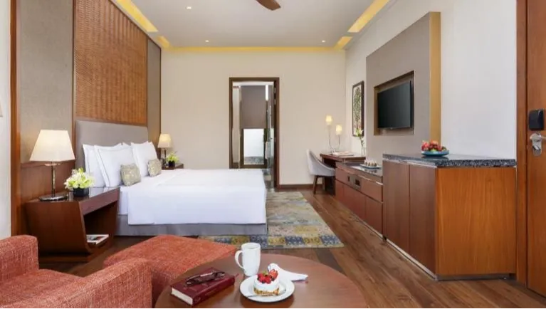 Luxury Room With Balcony – King Bed 