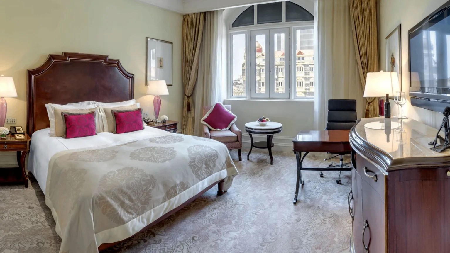 LUXURY GRANDE ROOM CITY VIEW KING BED