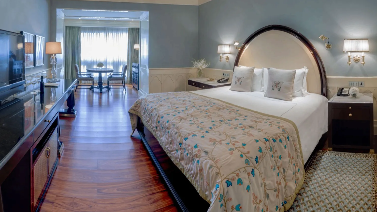 TAJ CLUB ROOM SEA VIEW KING BED