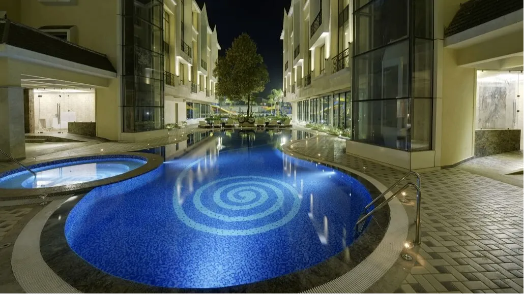  outdoor swimming pool 