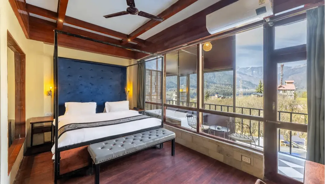 Premier Jacuzzi Room with Balcony