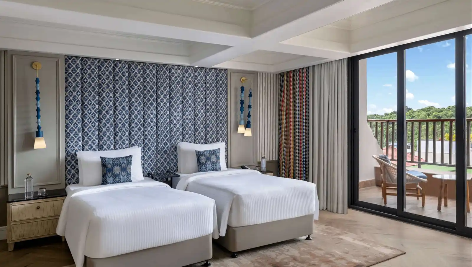Premium Room with 2 Single Beds with Balcony and Bathtub