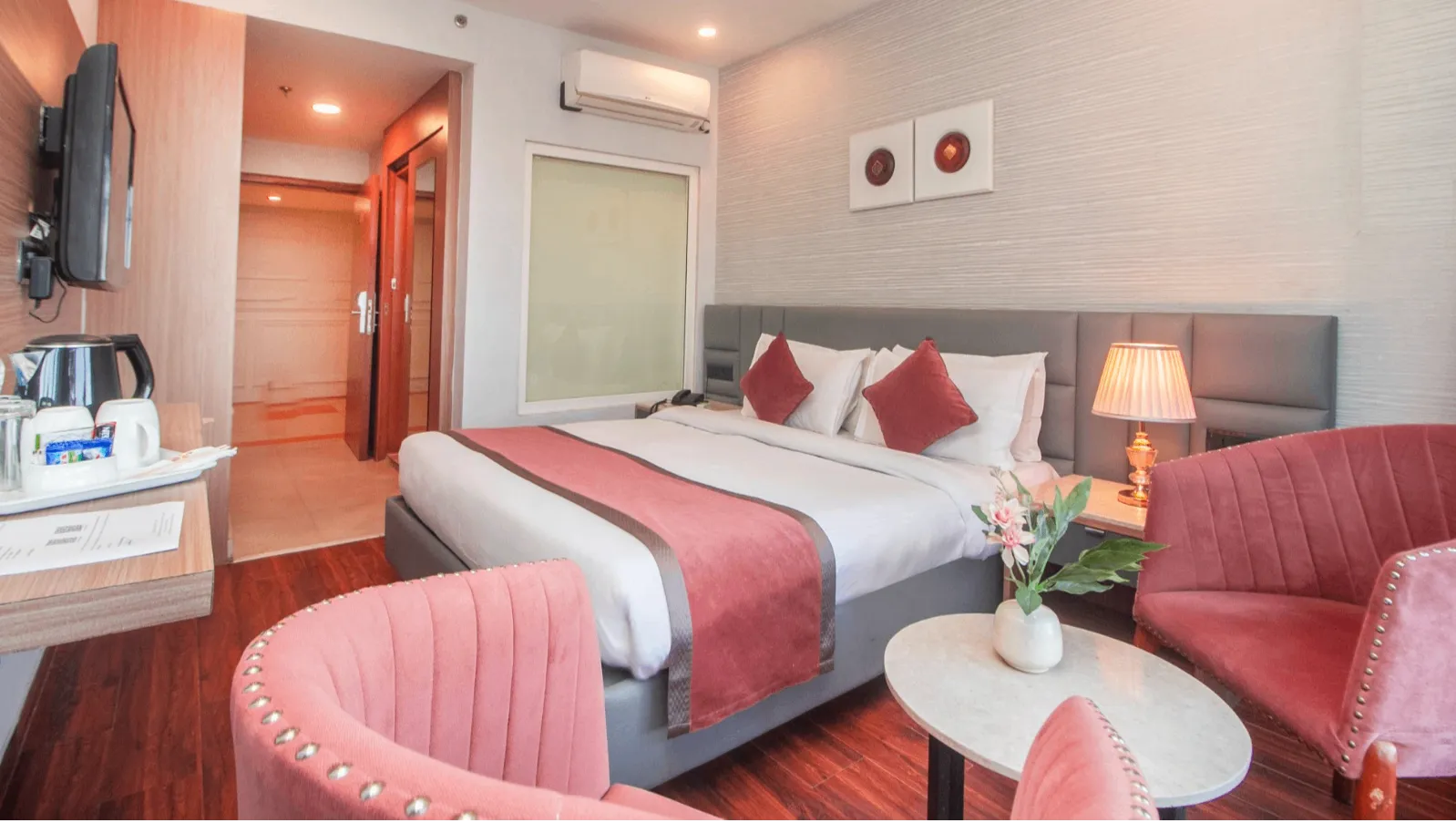 Standard Room with Mall Road View