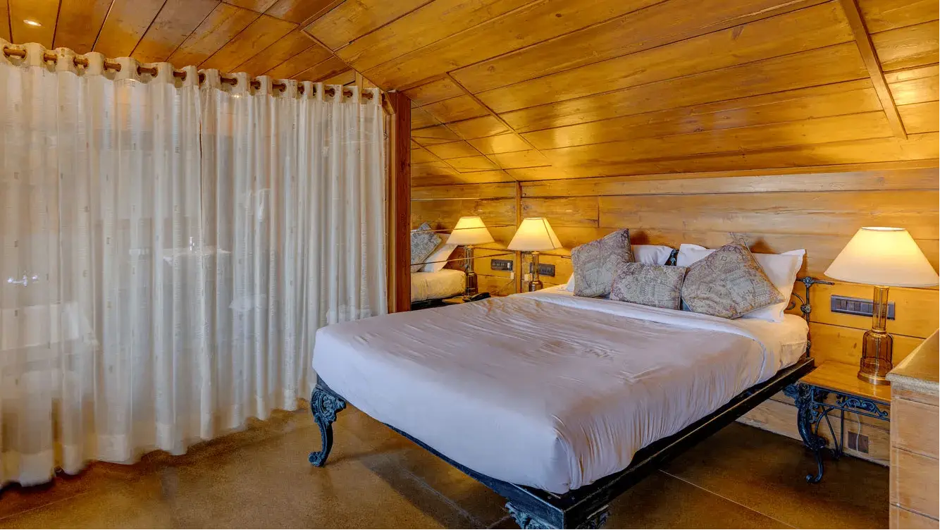 The Hut - private cottage, 1 bed, 1 sofa-bed, balcony, bathtub