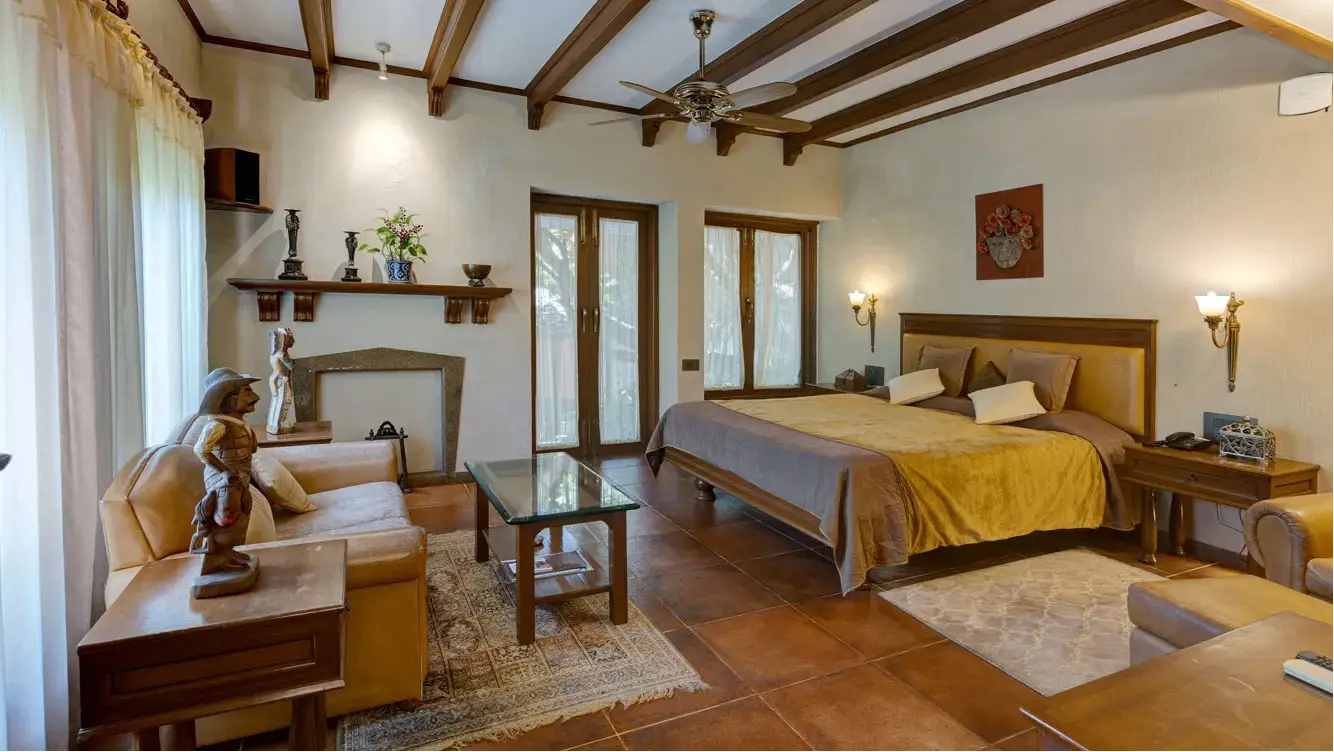 The Tiffany - 1 Bed, 1 Outdoor Glass Bedroom, Big Outdoor Jacuzzi, Open-Air Shower