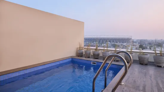 ROOFTOP SWIMMING POOL