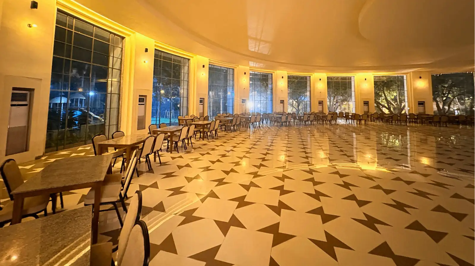 The Round Dining Experience