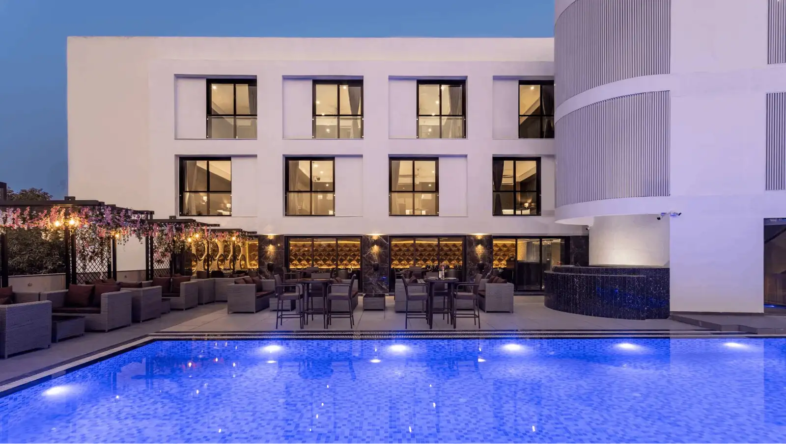 Poolside Dining Under Open Skies