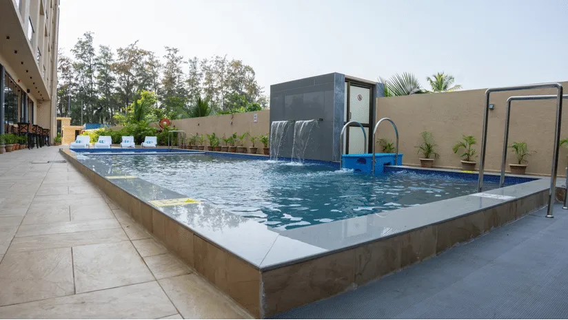 OUTDOOR SWIMMING POOL