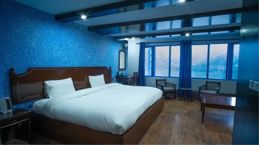 Luxury Lake View Room