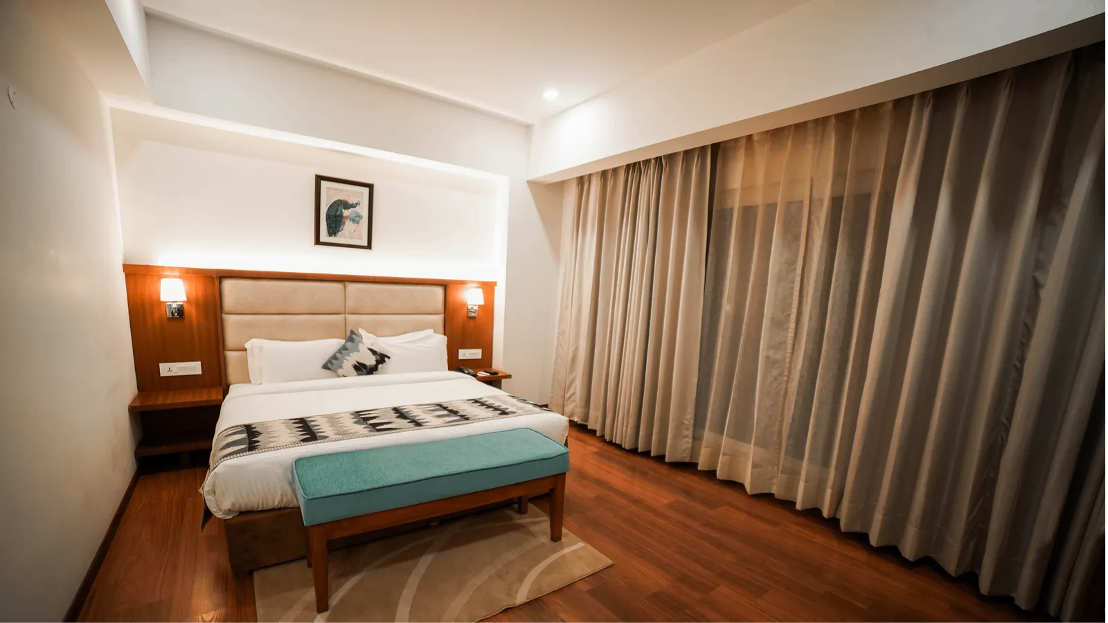 DELUXE ROOM