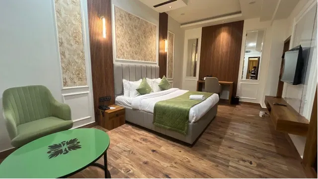 EXECUTIVE SUITE ROOM