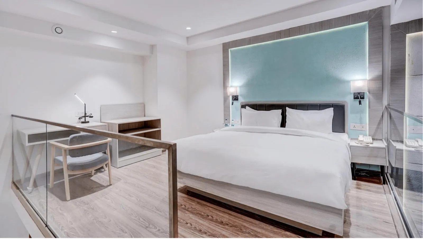 Duplex Premium Suite King Bed Balcony