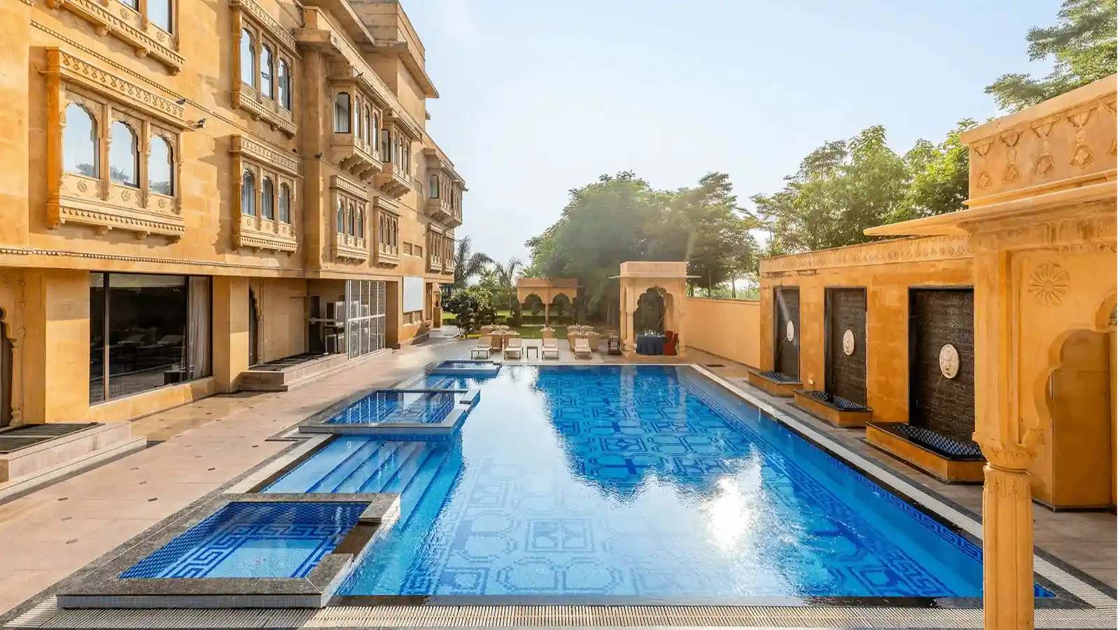 Neer - The Pool Deck