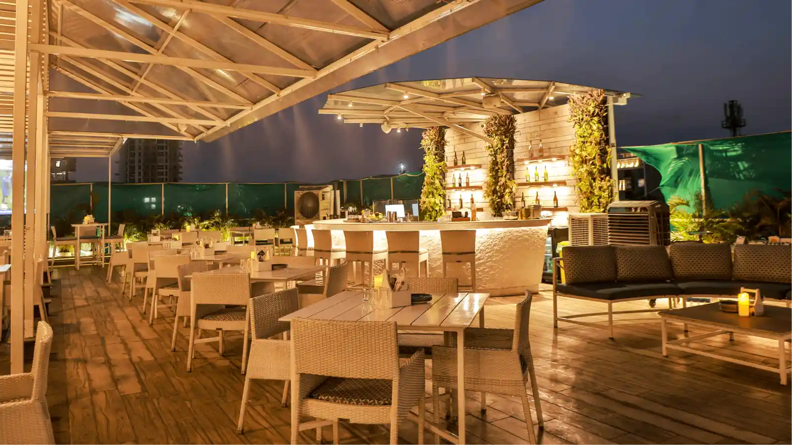 High Steaks Rooftop .Pool Lounge