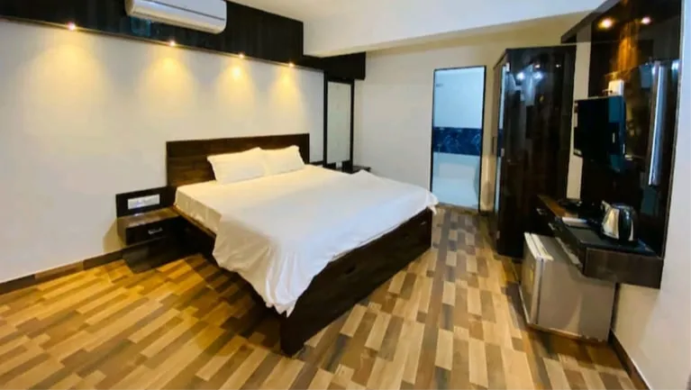 DELUXE ROOM