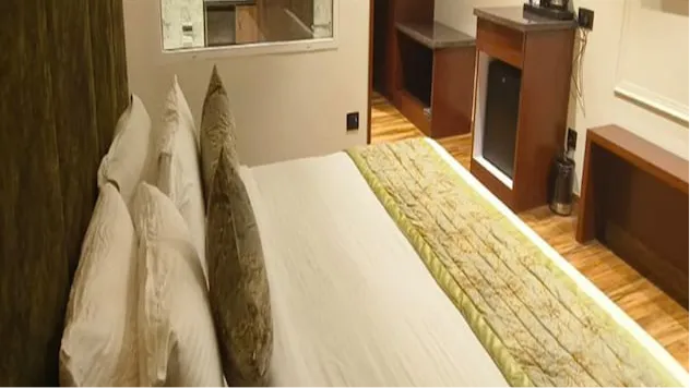 DELUXE ROOMS