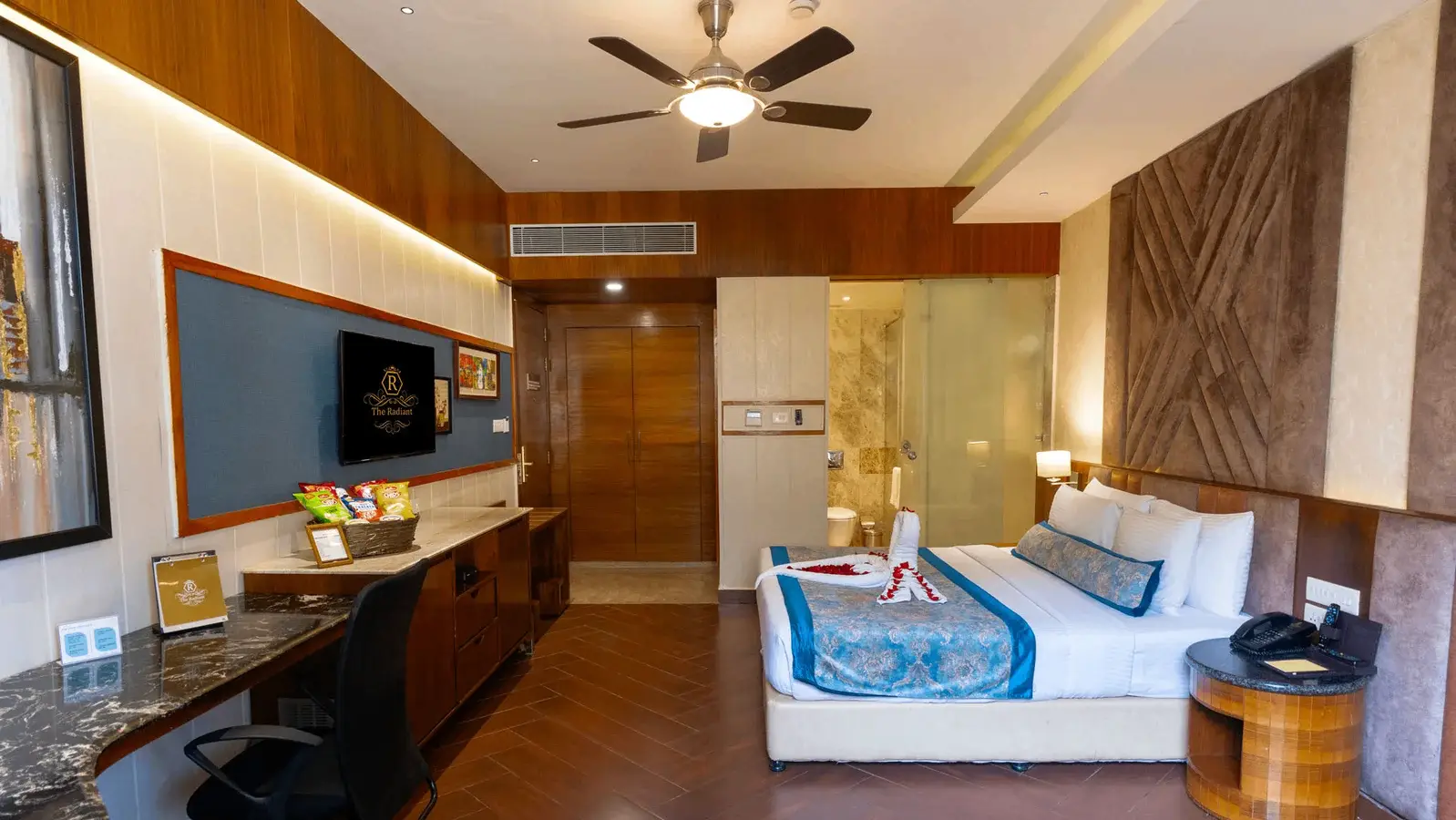 Deluxe suite Room pool view