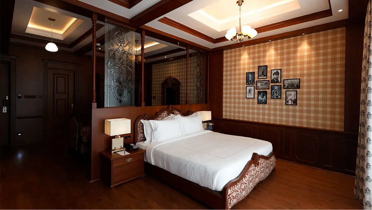 Suite Room with Lake and City View