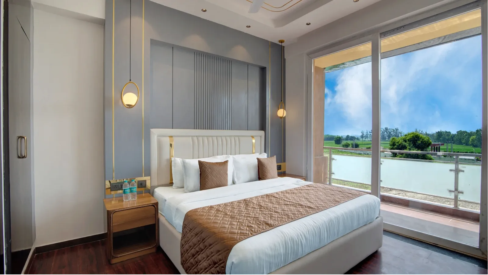 Suite Room With Bathtub
