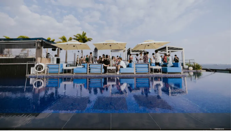 ROOFTOP BAR & INFINITY POOL