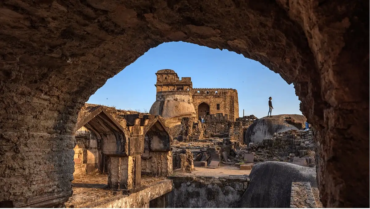 Madan Mahal Fort & Balancing Rock
