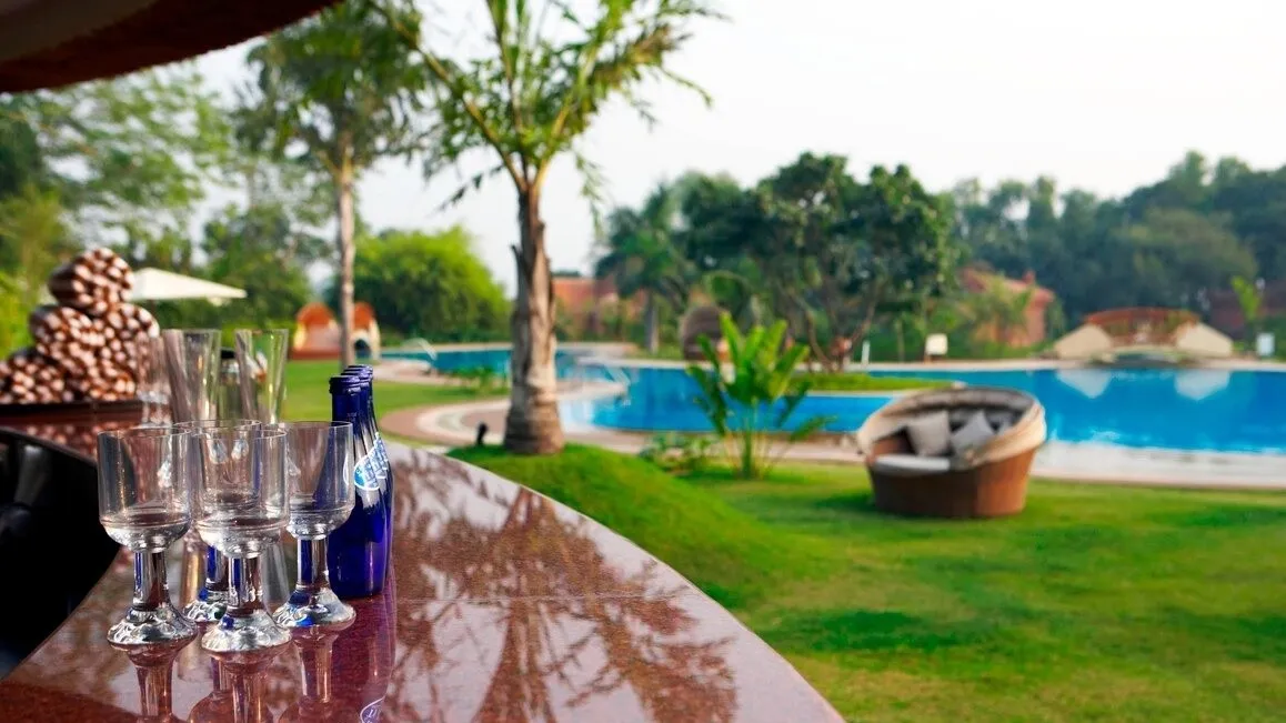 Splash Pool Side Bar