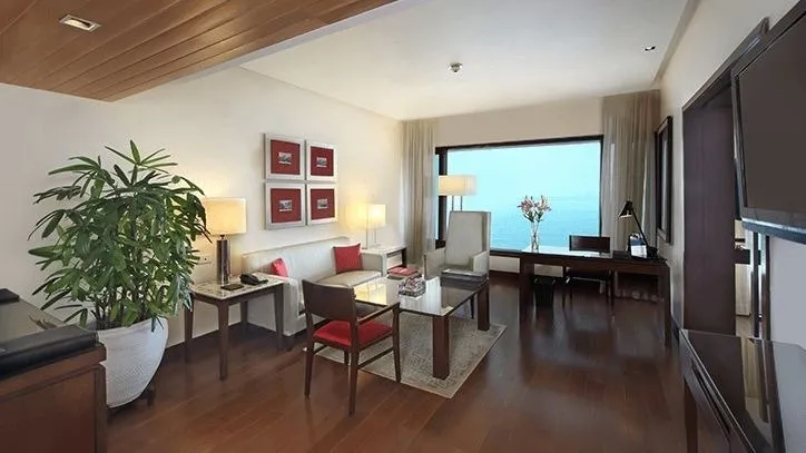 Deluxe Ocean View Suite