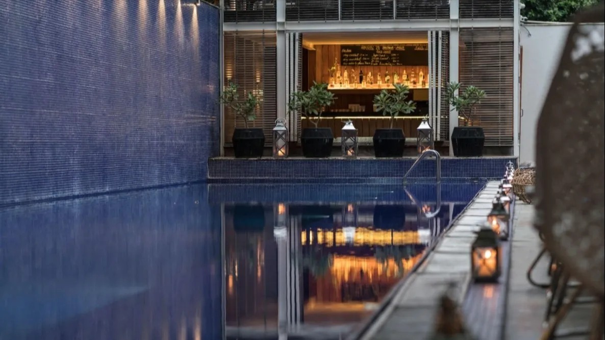 Aqua - Poolside Lounge