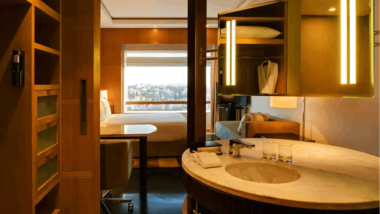 1 King Bed Club Access