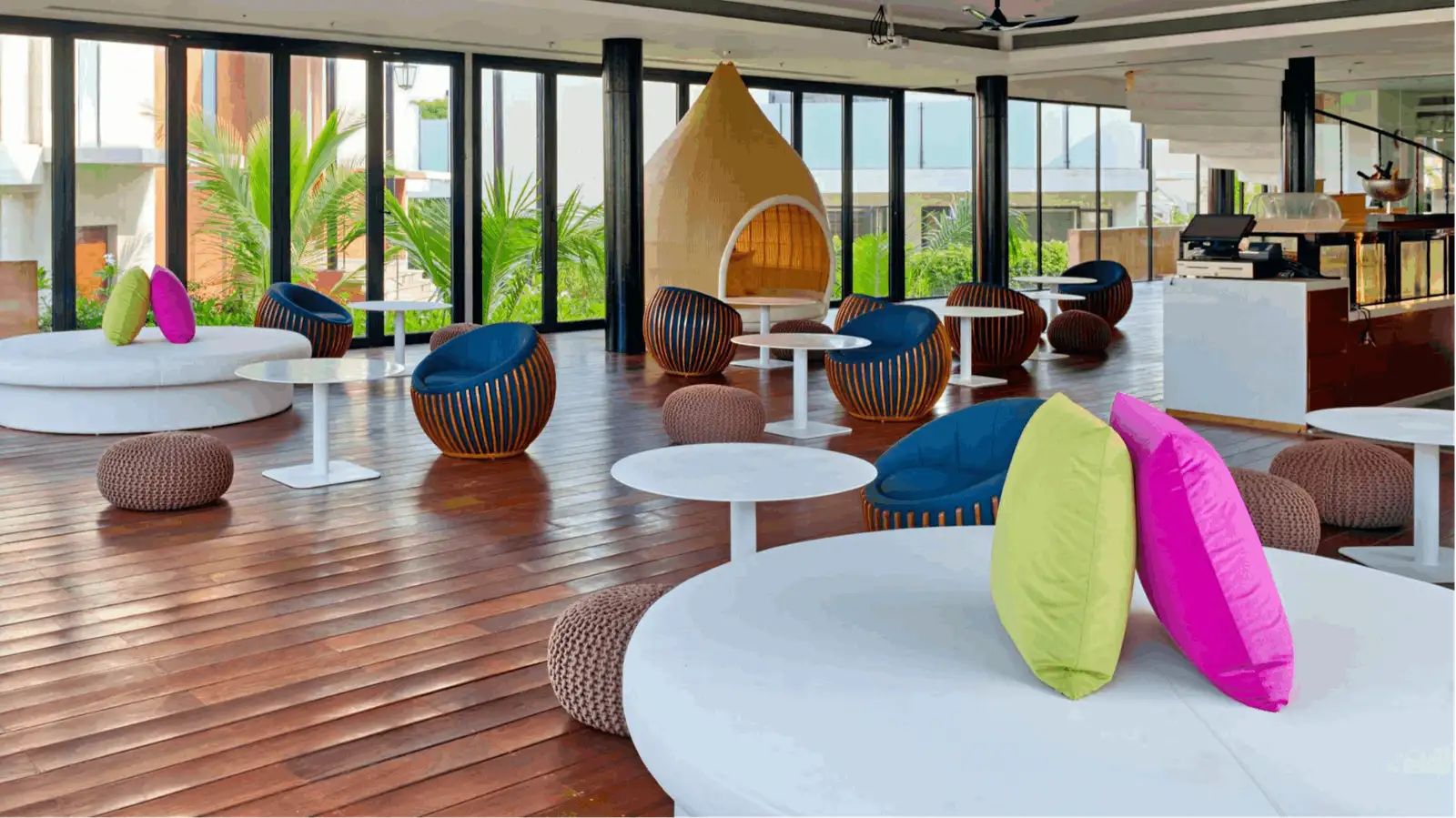 Cerulean - Pool Lounge