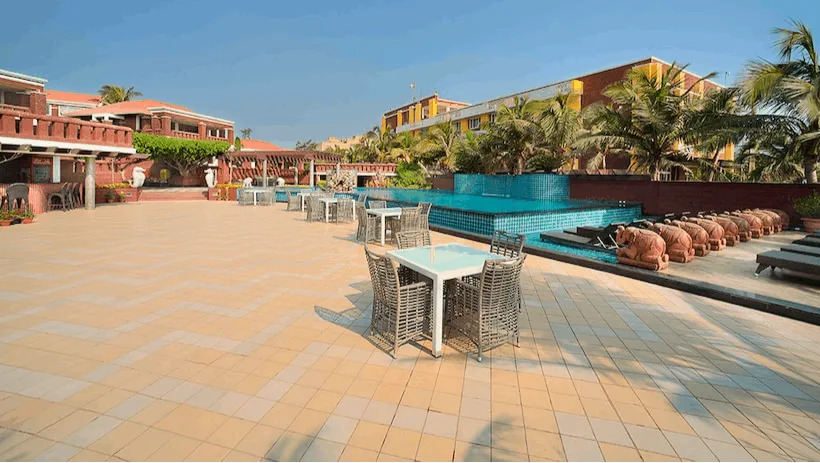 SWIMMING POOL SIDE