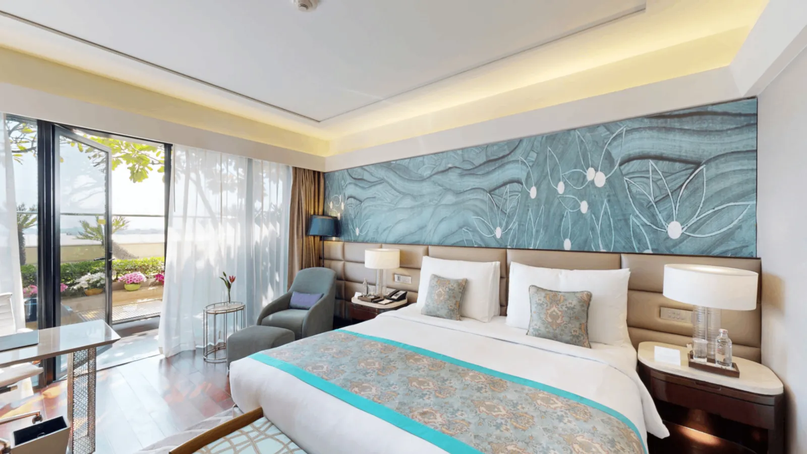 Club Room with Balcony