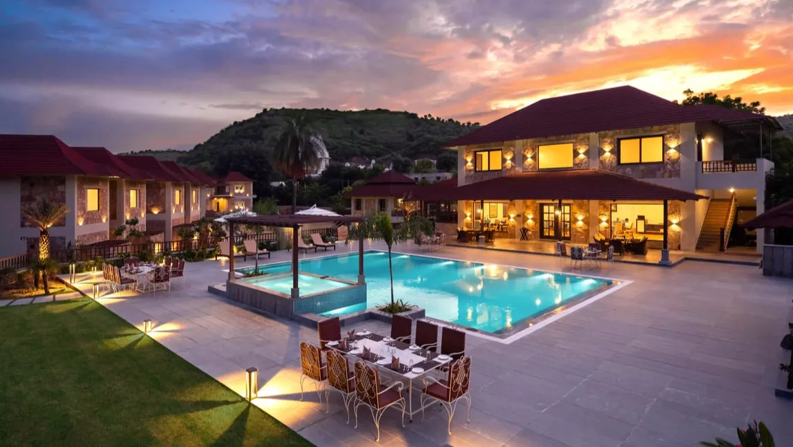 Neer – The Swimming Pool