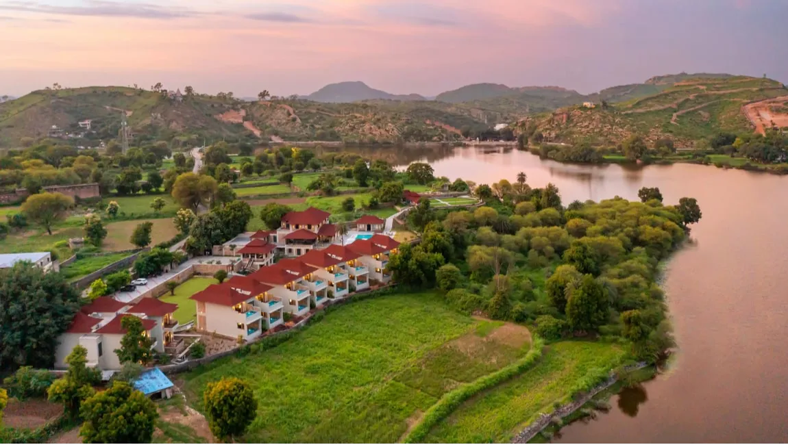 Bagela Garden Overlooking the lake