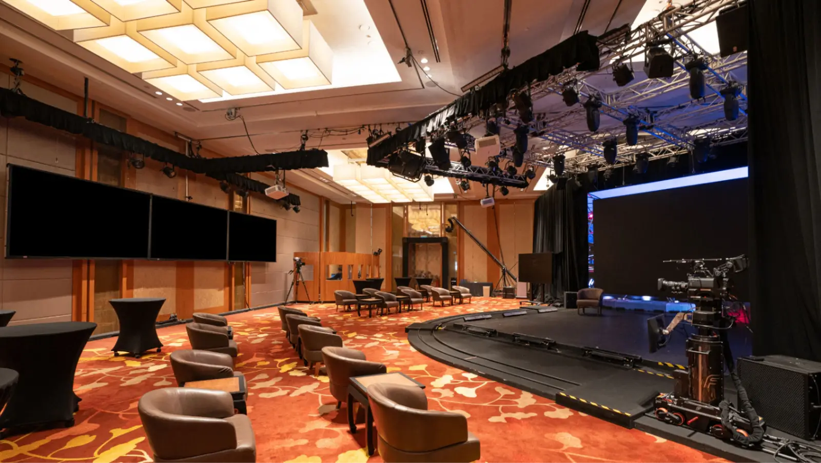 Hybrid broadcast studio