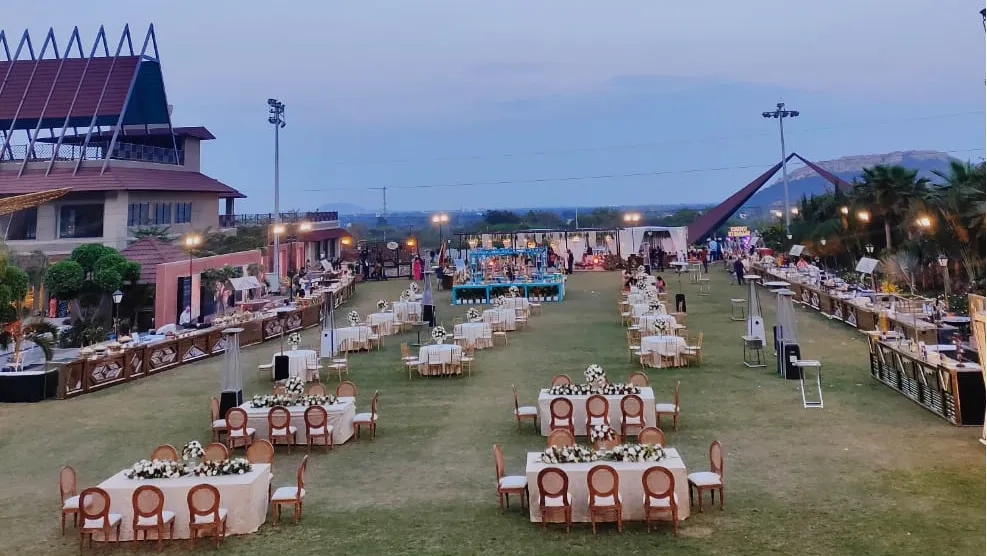 Pool Side L Shaped Lawn