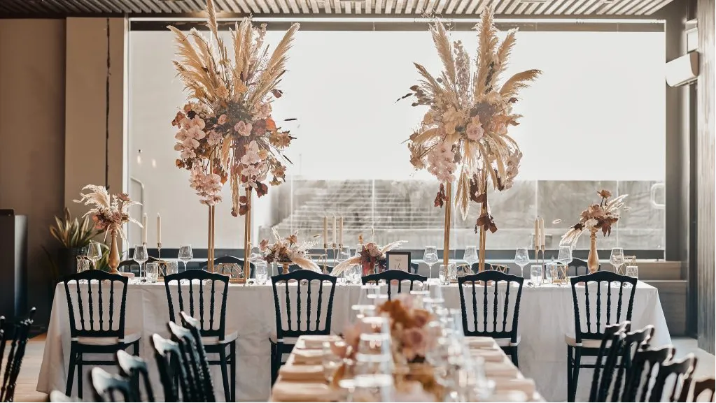  Indoor Lounge / Dining Area