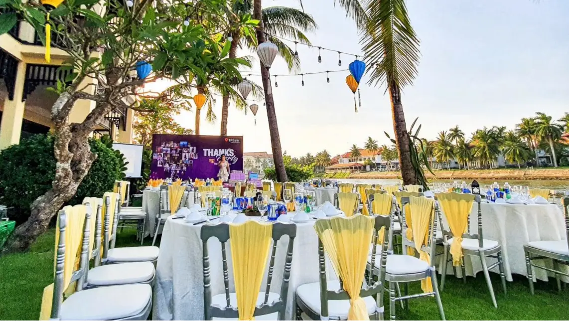 Outdoor Garden & Riverside Area