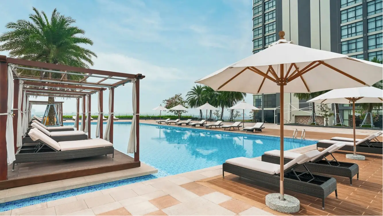 POOL - 6th FLOOR