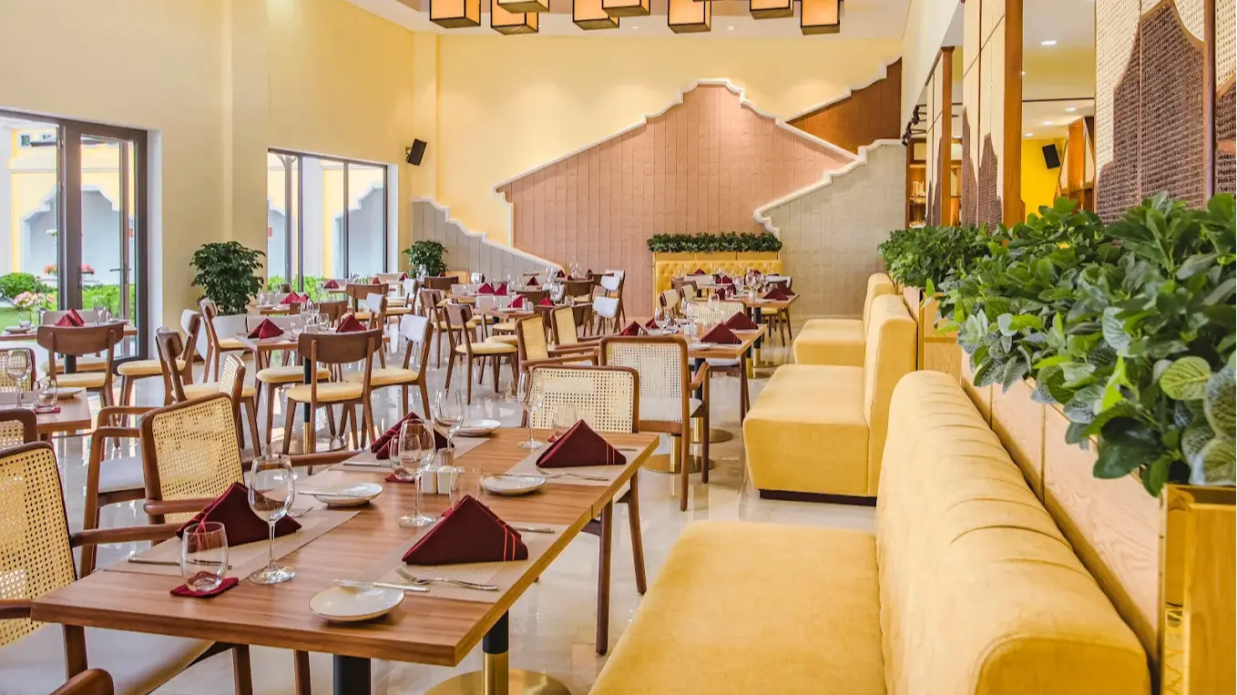 Restaurant & Dining Hall