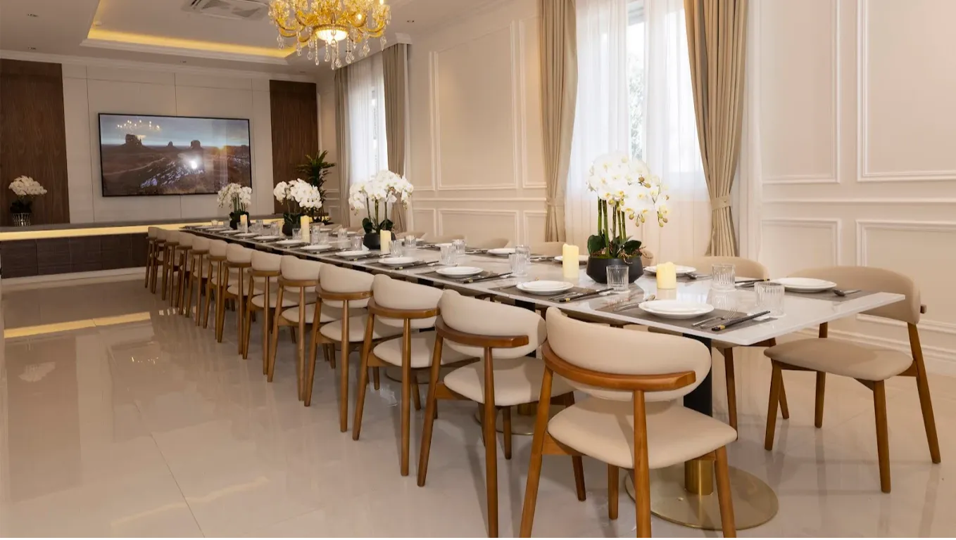 Restaurant & Dining Hall