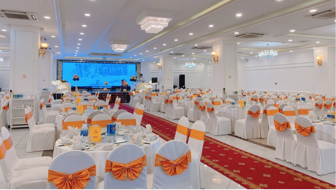 Restaurant & Dining Area