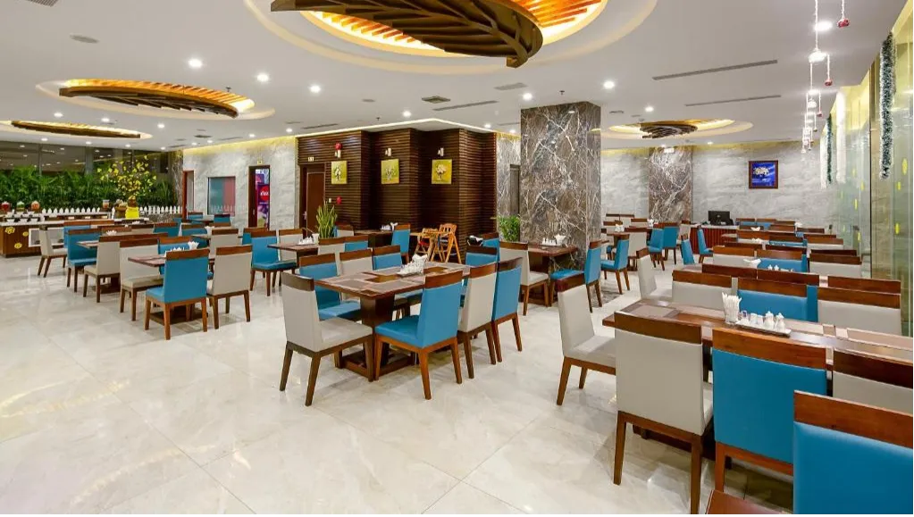 Restaurant & Dining Area