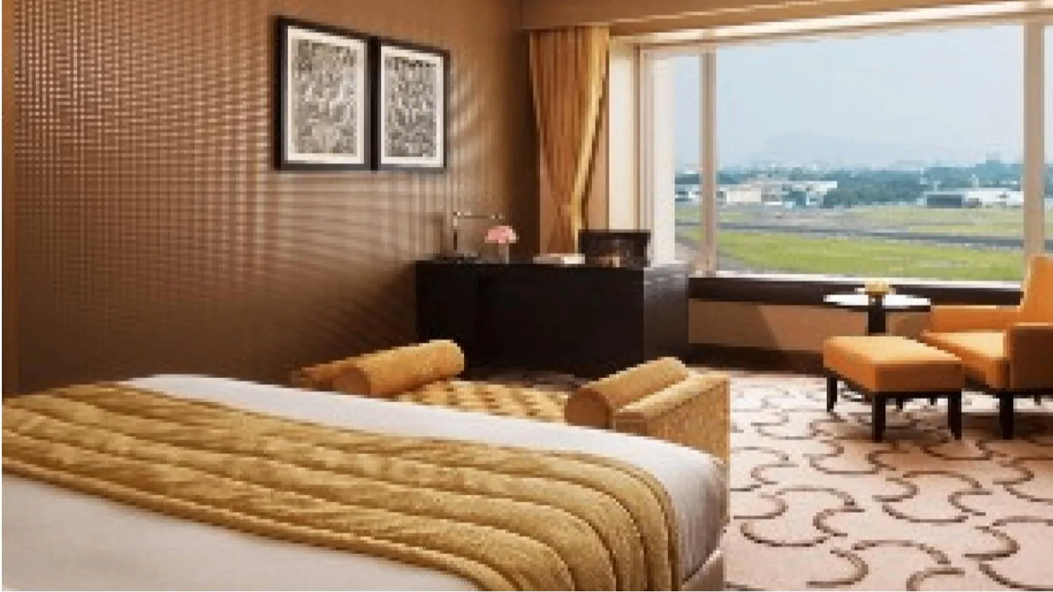 Luxury Room Runway View King Bed