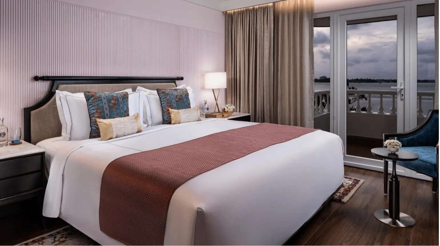 Grand Luxury Suite With Balcony 