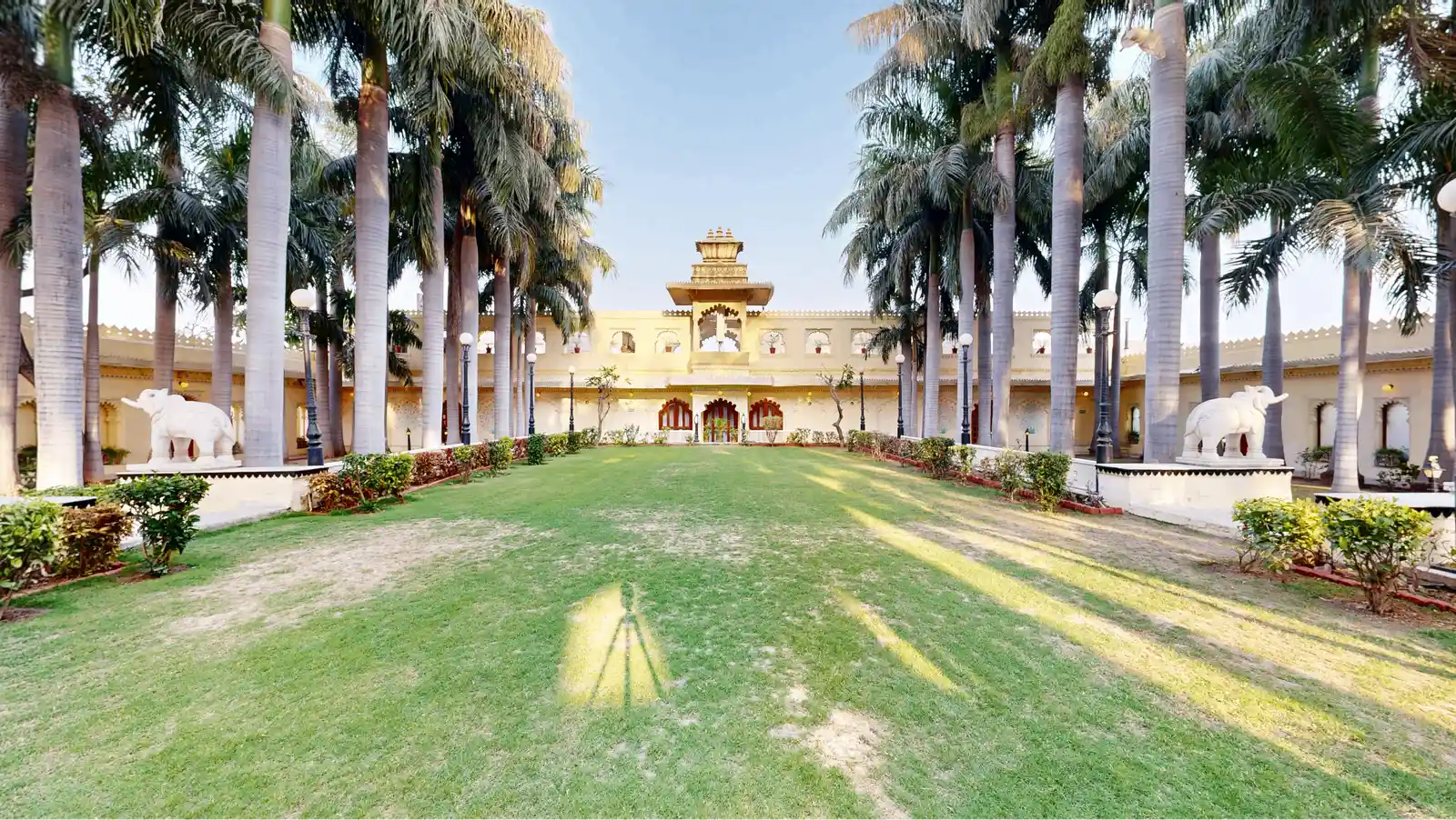 Jag Mandir - Spa Lawn