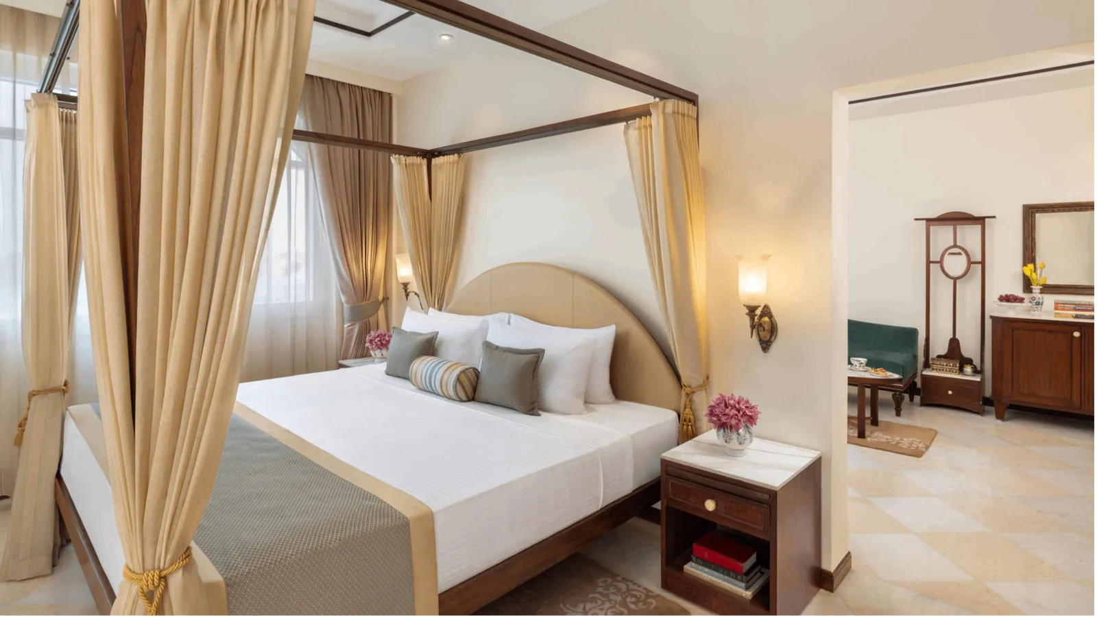 SeleQtions Suite King Bed​